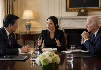 ¿Qué es la diplomacia y qué papel desempeñan los intérpretes profesionales en las relaciones internacionales?